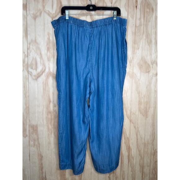 Chico's Chambray Pull-On Crop Pants Stretch Back Waist Front Pockets Flowy - Picture 2 of 9